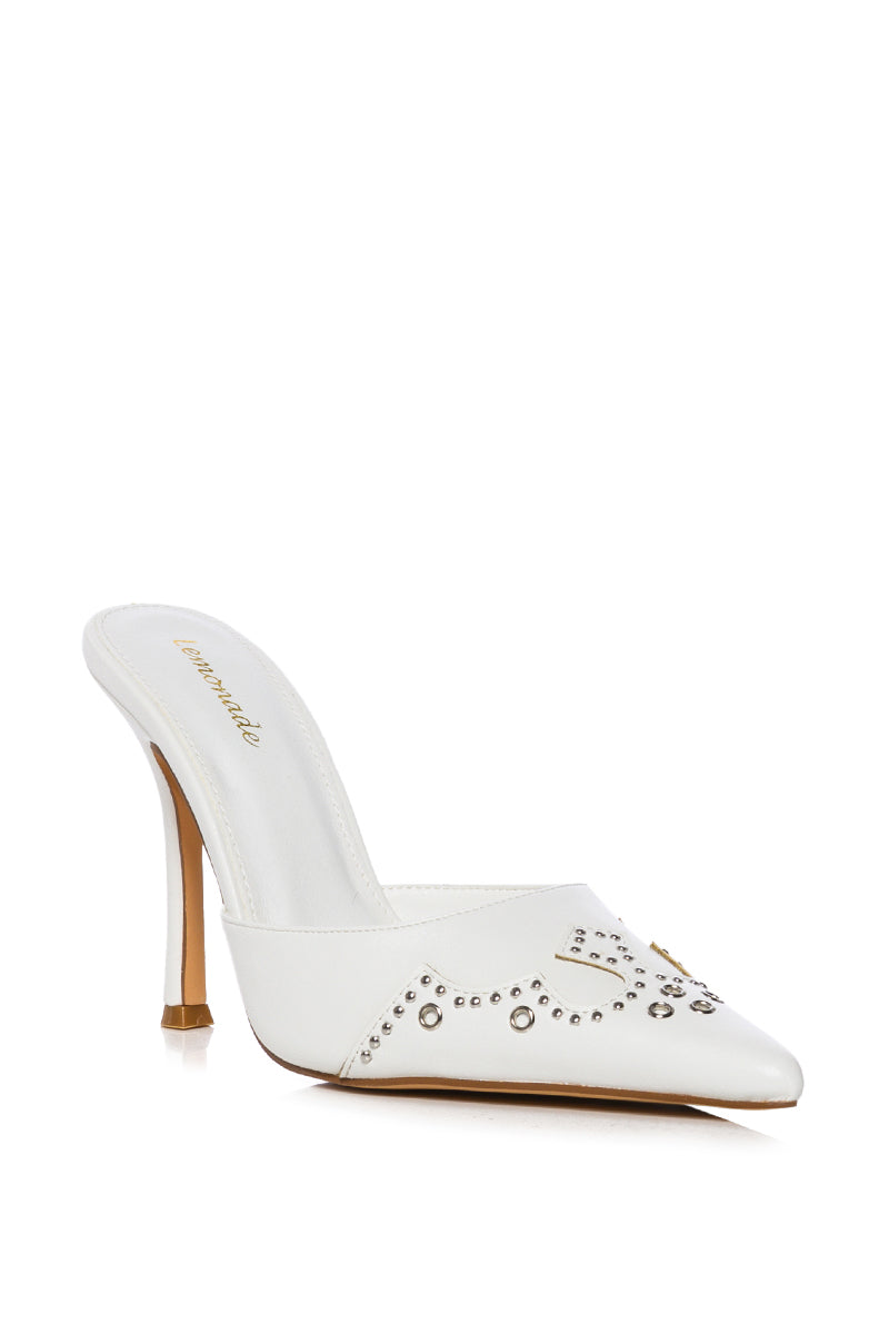 SKYMORE WHITE PUMP